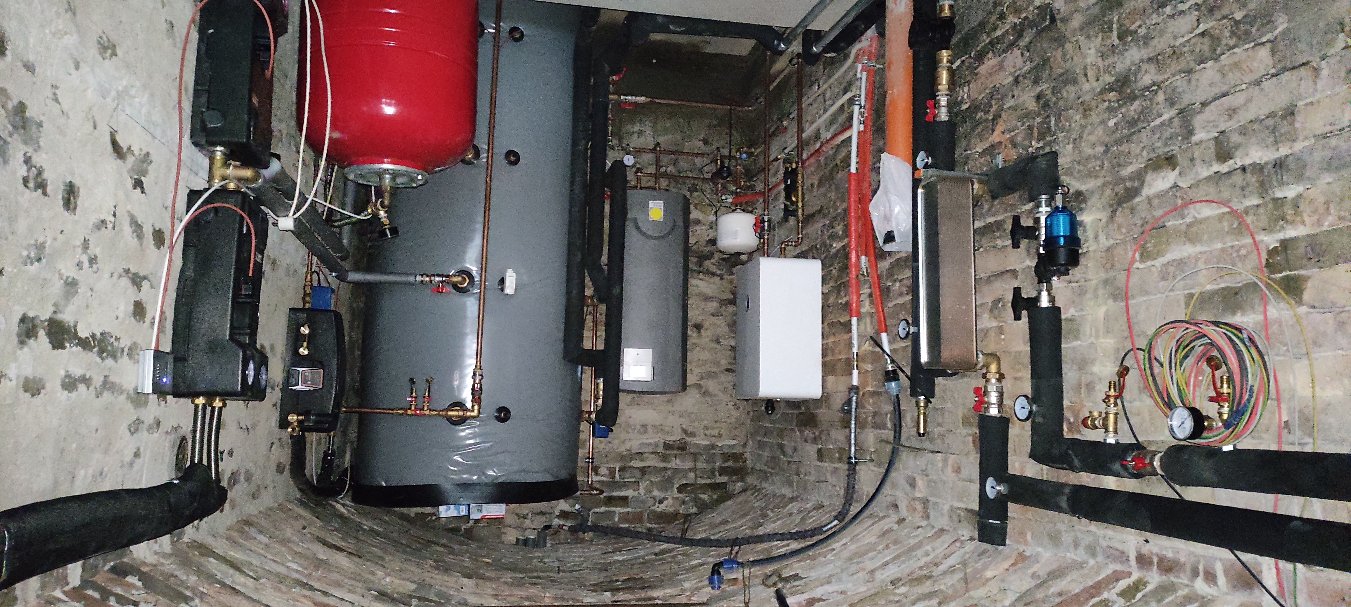 Hybrid rendszer: vizes napkollektor, hőszivattyú, elektromos kazán, frissvízmodul, padlófűtés, 1000 l puffer