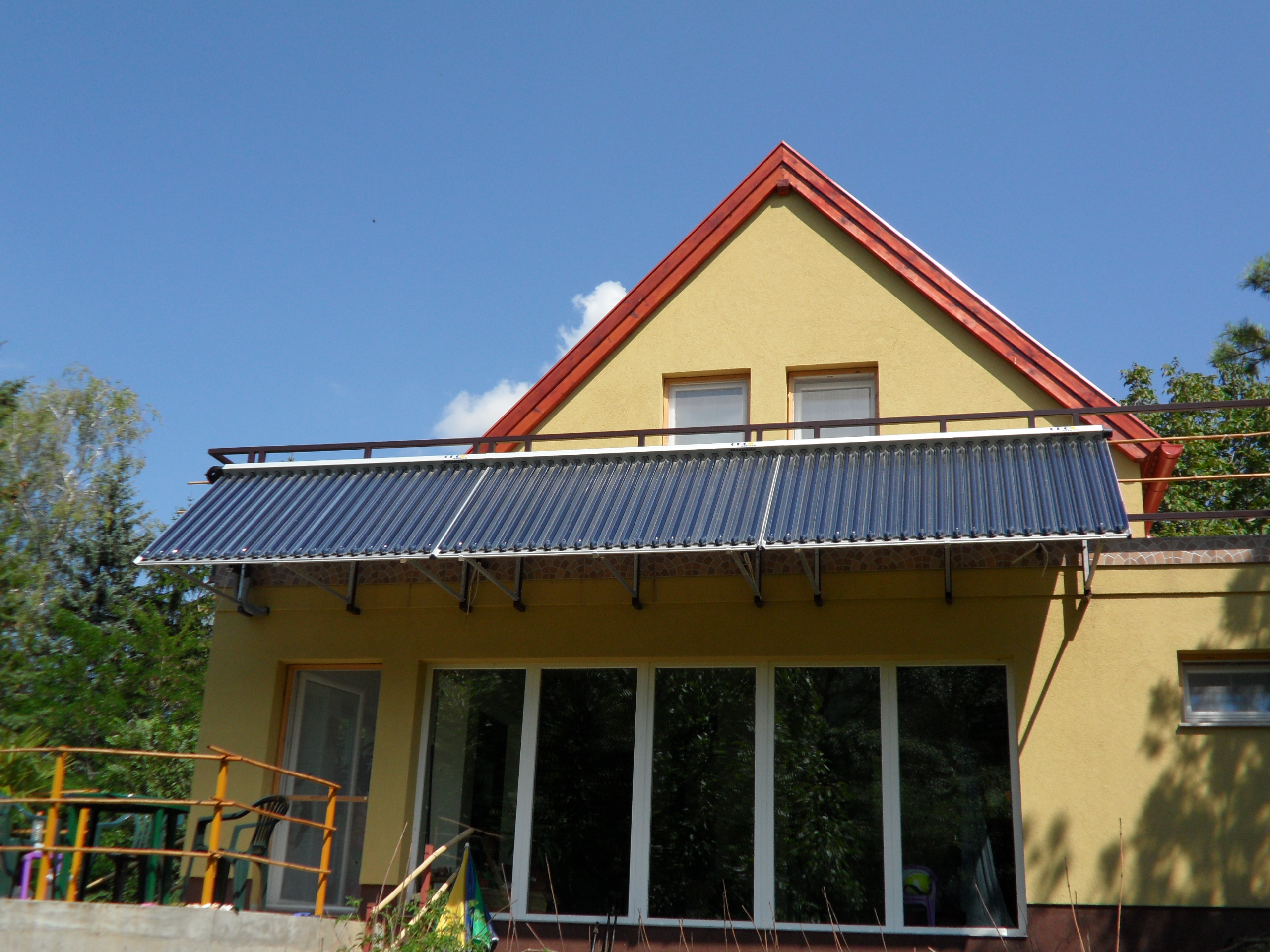 Hybrid rendszer: vizes napkollektorok, napelemes rendszer, 1000 l rétegtöltésű puffertartály, pellet kazán, fatüzelésű kandalló, szintenként vezérelt fűtési hálózat