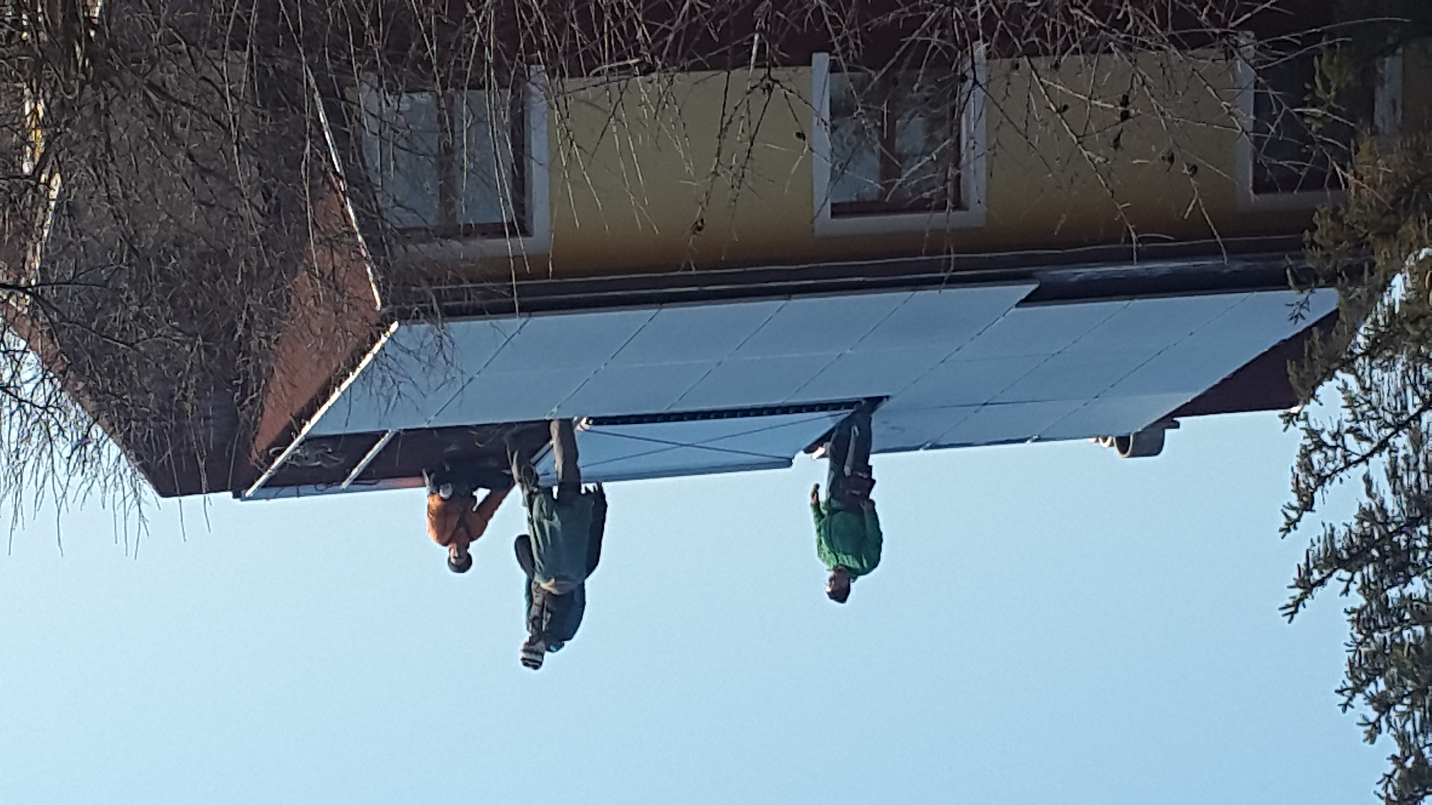 Hybrid rendszer 3 lakáshoz: napelemes és vizes napkollektoros rendszer, kondenzációs gázkazán, elektromos kazán, frissvízmodul, 2000 l rétegtöltésű puffertartály tuningszettes rásegítéssel, lakásonkénti fűtésvezérlés, medence fűtés külön vezérléssel