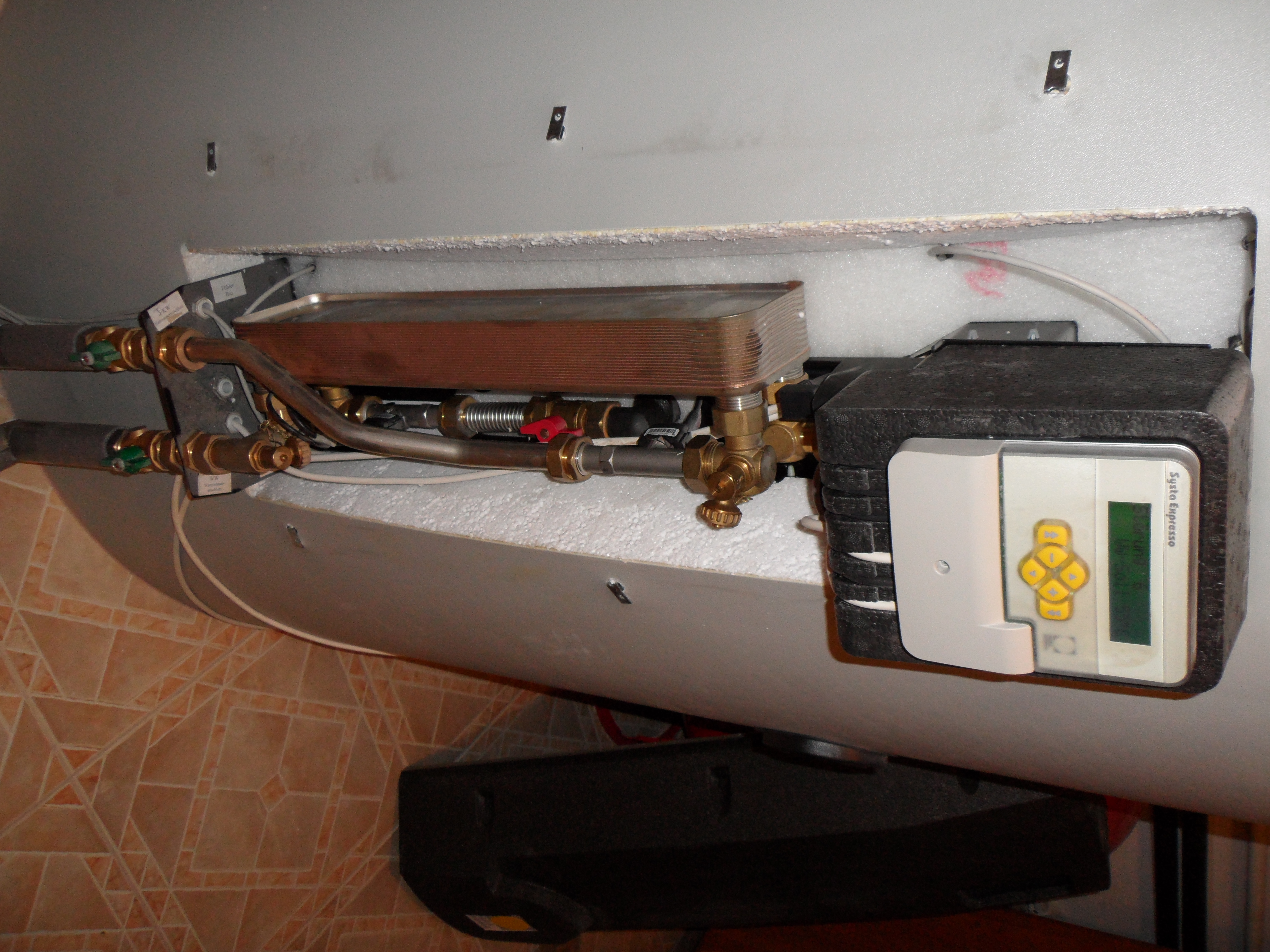 Vizes napkollektoros rendszer, 1000 l rétegtöltésű puffertartály frissvízmodullal, kondenzációs gázkazánnal, szintenkénti fűtésvezérléssel