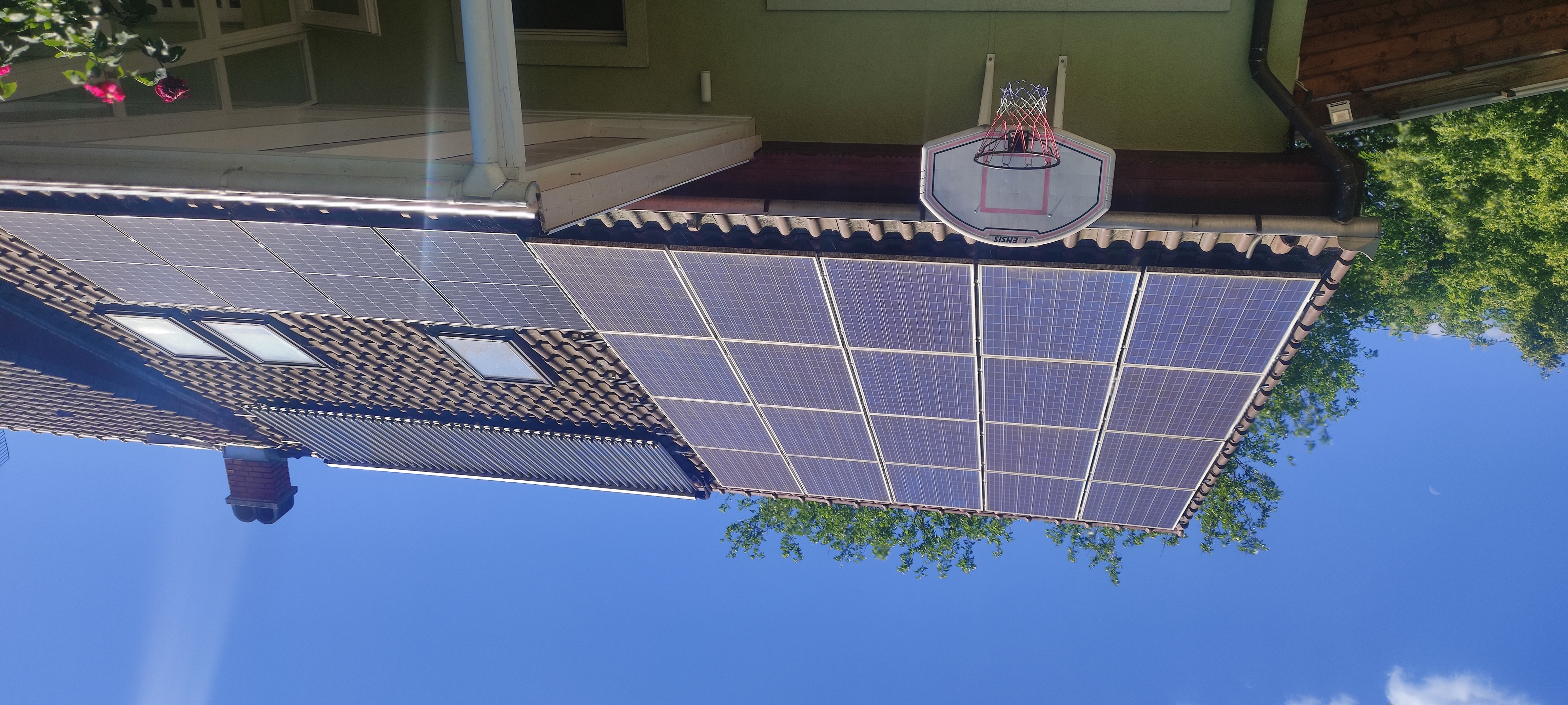 Napelemes és vizes napkollektoros rendszer, 1000 l rétegtöltésű puffertartály, indirekt HMV tároló, meglévő kondenzációs gázkazán, fűtésvezérlés