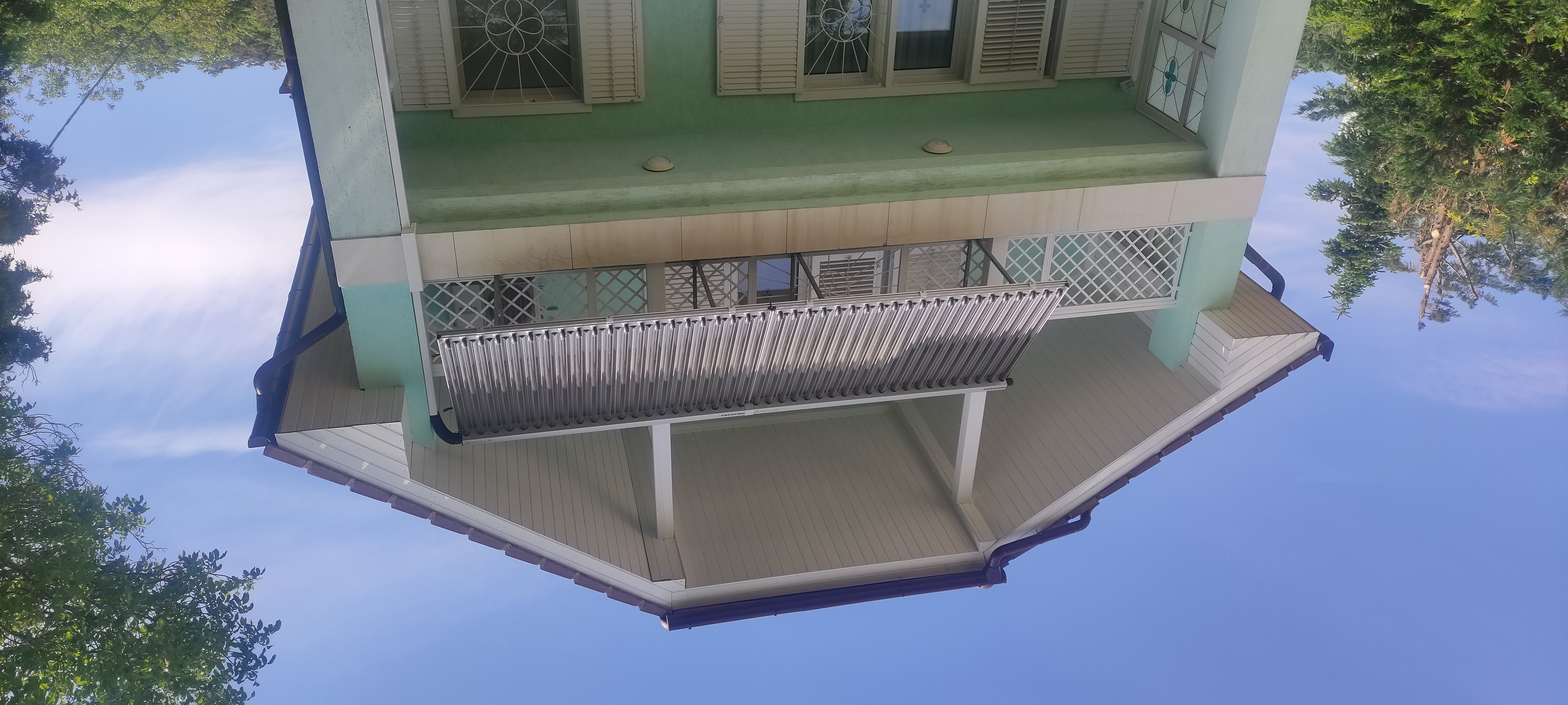 Vizes napkollektor rendszer, 500 l rétegtöltésű puffertartály, meglévő indirekt HMV tároló és kondenzációs gázkazán kiegészítése