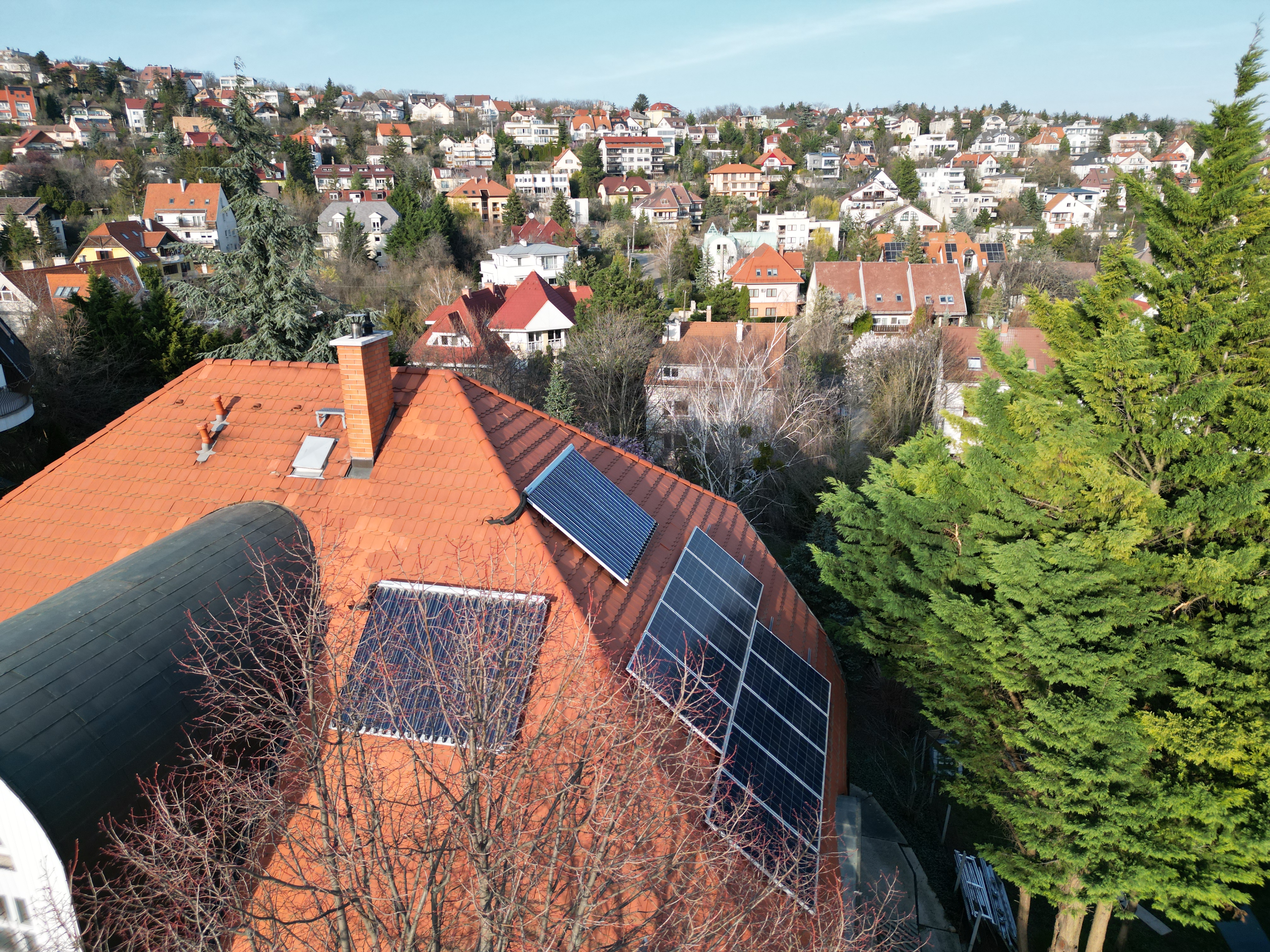Vizes napkollektoros rendszer, napelemes rendszer, kondenzációs gázkazán, 750 l puffertartály beépített rozsdamentes frissvízmodullal, mikroprocesszoros fűtésvezérlés medencefűtés vezérléssel
