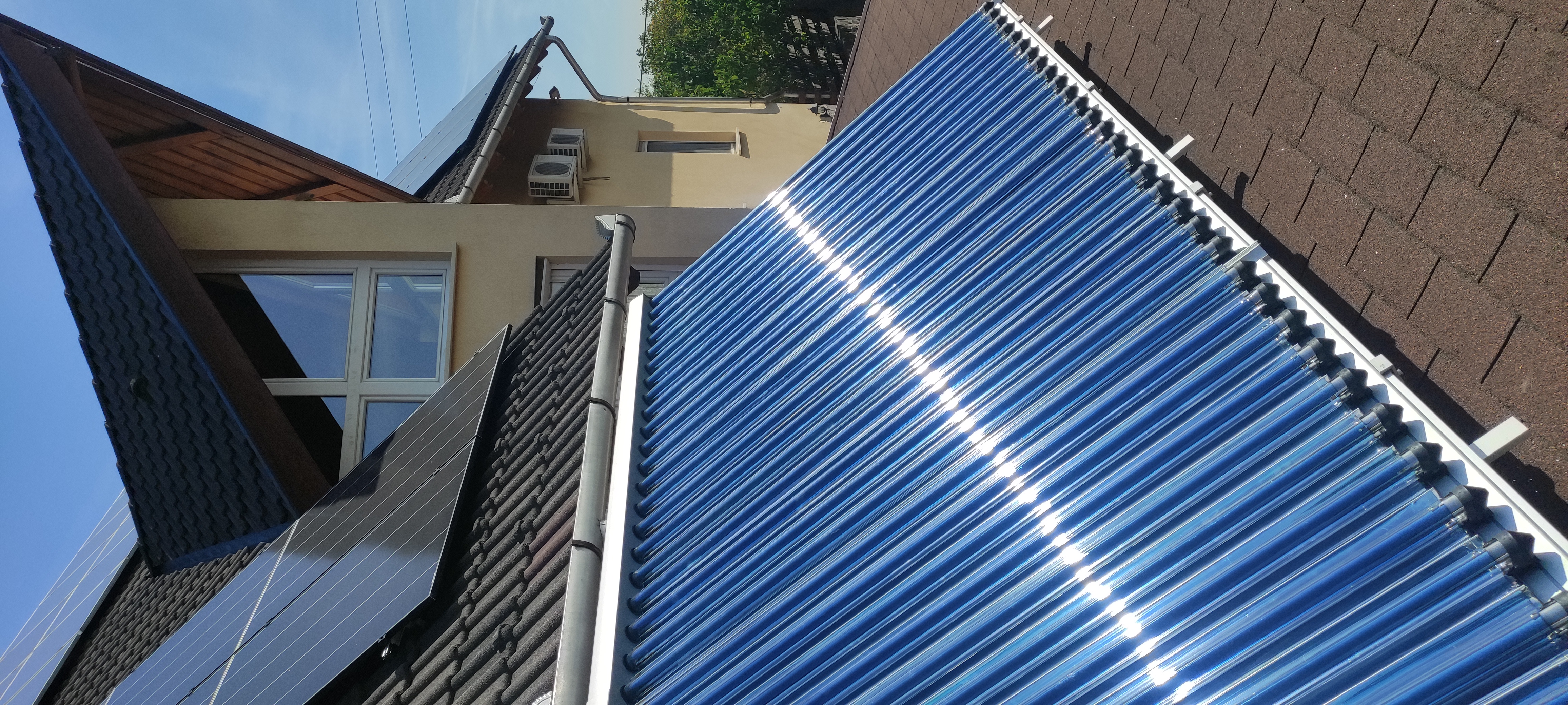 Hybrid rendszer: vizes napkollektoros rendszer, napelemes rendszer, elektromos kazán, gázkazán, 800 l rétegtöltésű puffertartály, 200 l indirekt HMV tartály, szintenkénti fűtésvezérlés