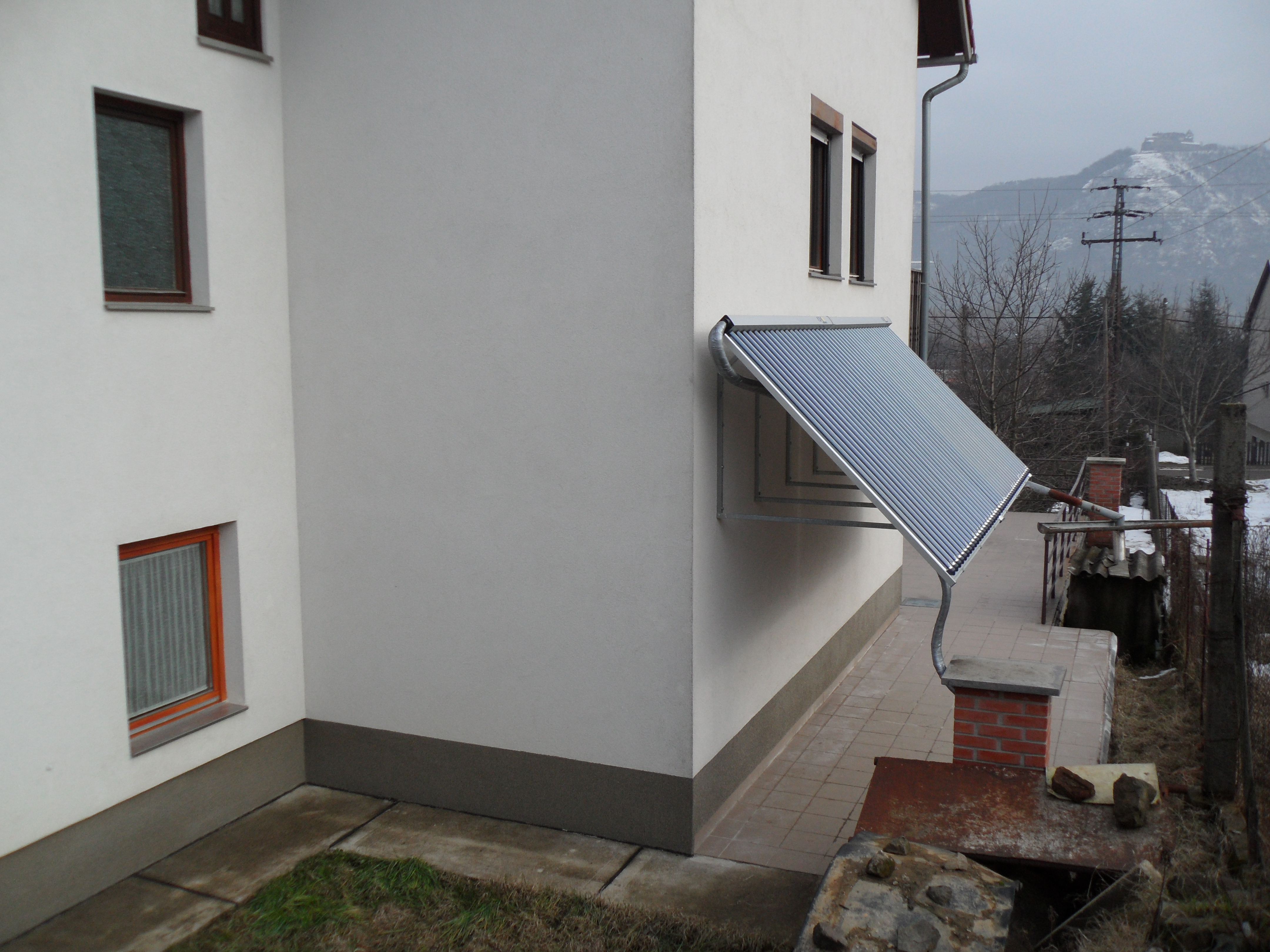 Hybrid gépészet családi házban: vizes napkollektoros rendszer, vegyestüzelésű és kondenzációs gázkazán, 1000 l frissvízmodullal ellátott rétegtöltésű puffertároló, vizesblokkokkal, szintenkénti fűtési vezérlés