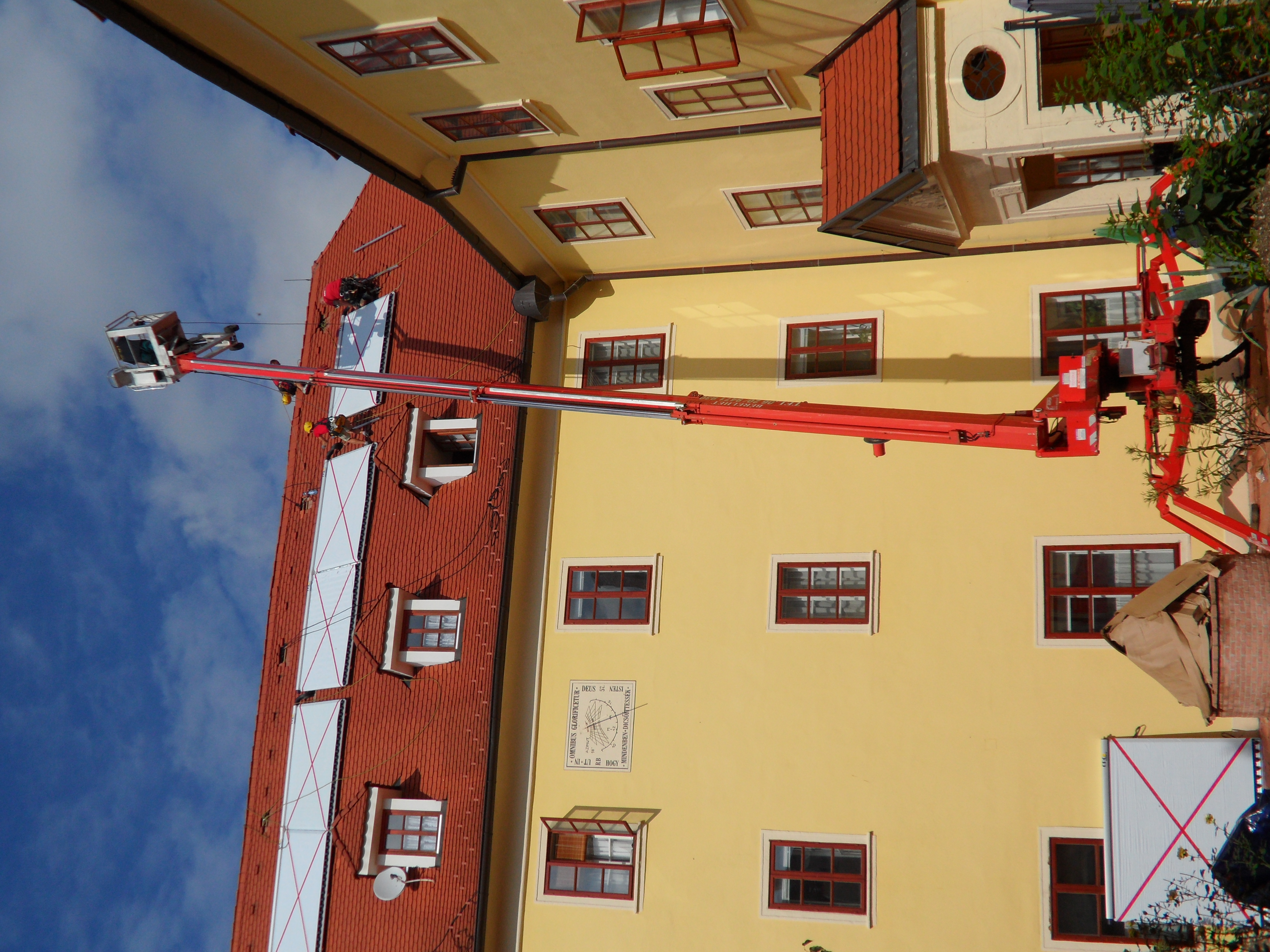 Idősek otthona — ipari felhasználású vizes napkollektoros rendszer 80 fő ellátására, 5 db 1000 l rétegtöltésű puffertartállyal, meglévő kondenzációs gázkazán csoporttal. Magyarország eddigi legnagyobb vizes napkollektor rendszere