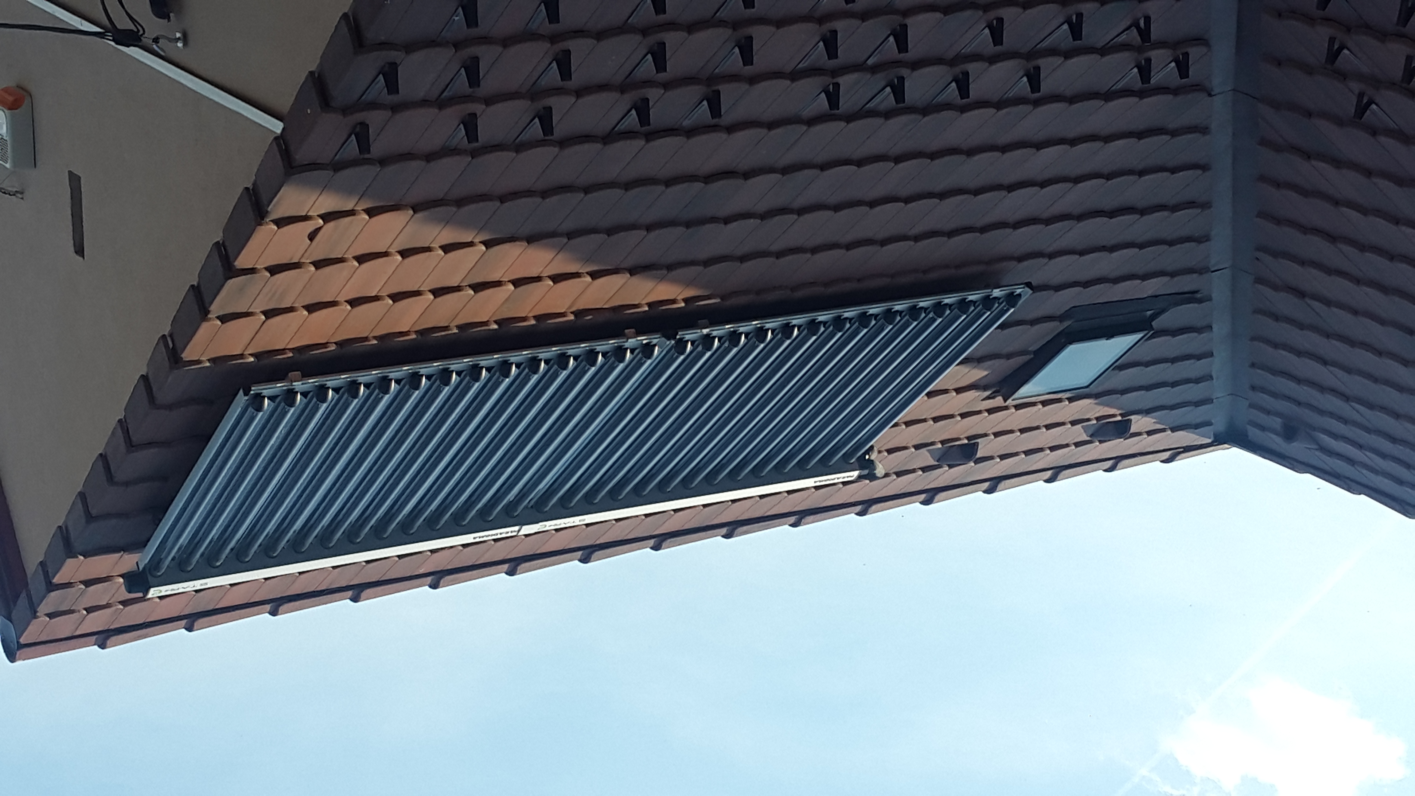 Hybrid gépészet családi házban: vizes napkollektoros rendszer, 800 l rétegtöltésű puffertartály, indirekt HMV tartály, kondenzációs gázkazán, mikroprocesszoros szintenkénti fűtésvezérlés