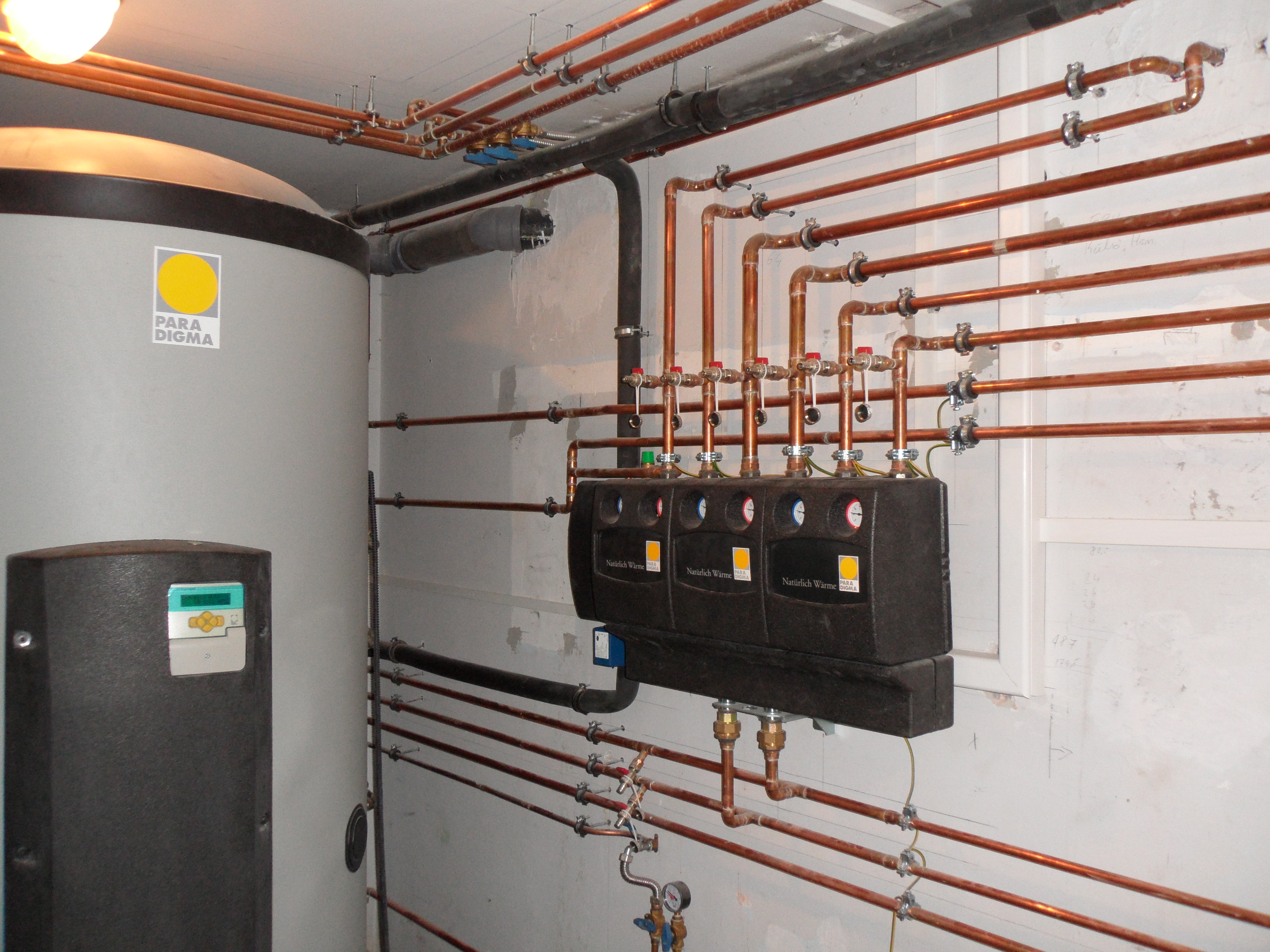 Hybrid gépészet családi házban: vizes napkollektoros rendszer, 1000 l rétegtöltésű puffertartály frissvízmodullal + 1000 l rétegtöltésű puffertartály kaszkádkötéssel, kondenzációs gázkazán, vízteres kandalló, mikroprocesszoros fűtésvezérlés