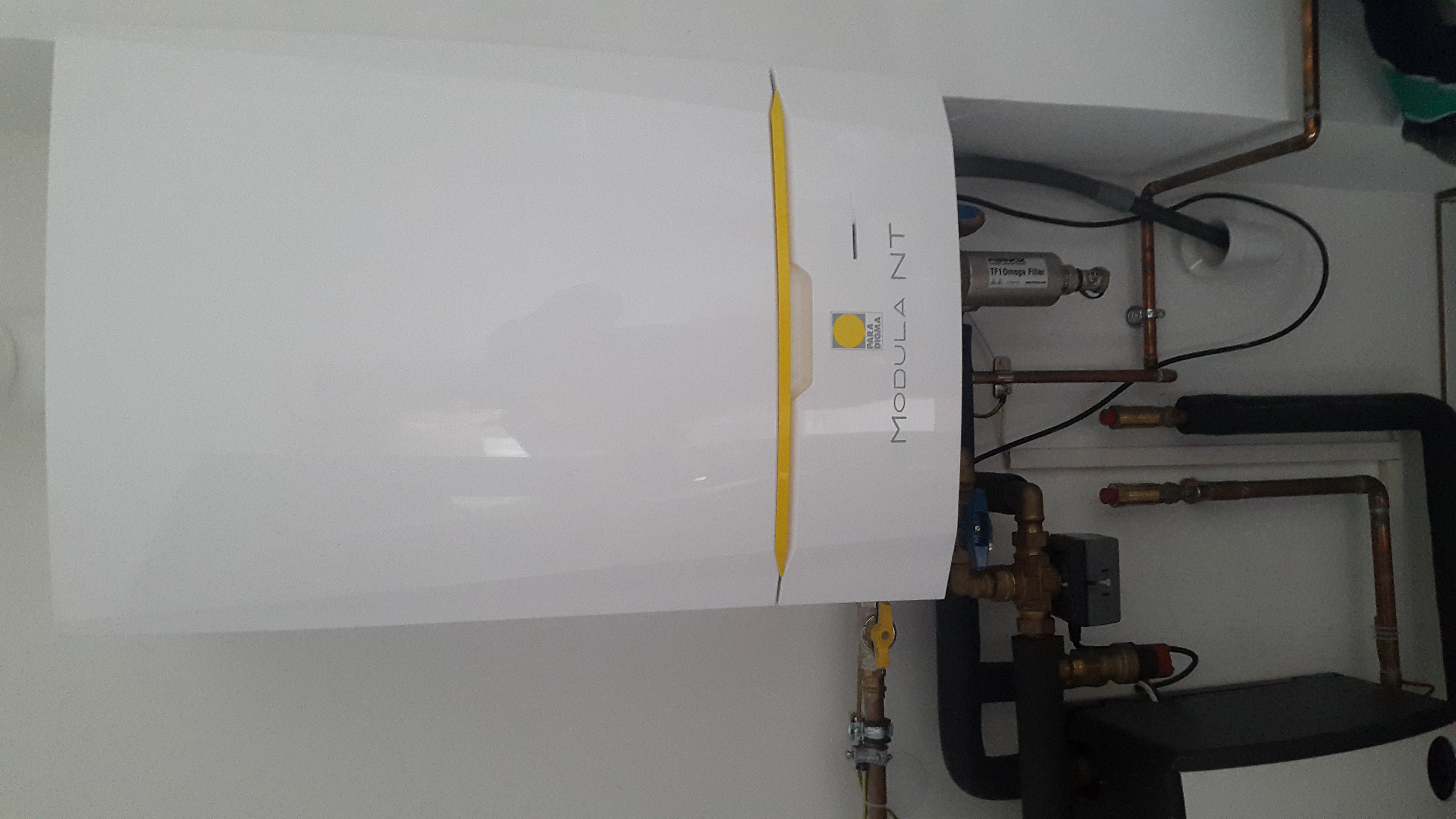 Hybrid gépészet: vizes napkollektoros rendszer, 500 l rétegtöltésű puffertartály, indirekt HMV tartály, kondenzációs gázkazán, mikroprocesszoros fűtésvezérlés, okos-otthon rendszer alkalmazásával