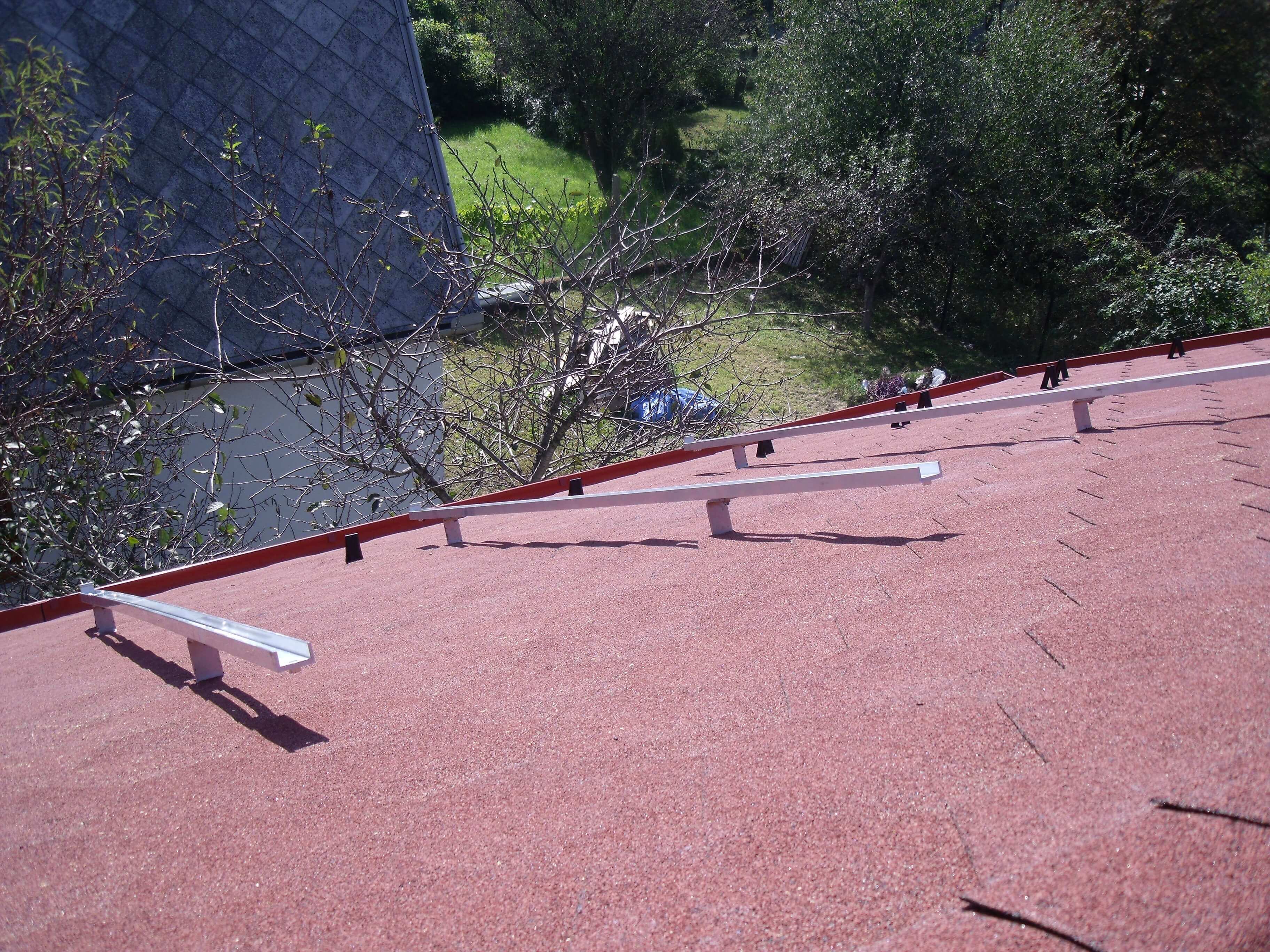 Hybrid gépészet: vizes napkollektoros rendszer, 600 l rétegtöltésű puffertartály, 150 l indirekt HMV tartály, kondenzációs gázkazán, vegyestüzelésű kazán, mikroprocesszoros szintenkénti fűtésvezérlés